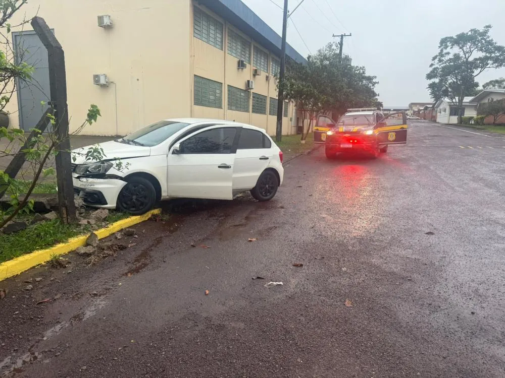 Suspeito abandonou o veículo e fugiu a pé para dentro do campus da Unioeste.