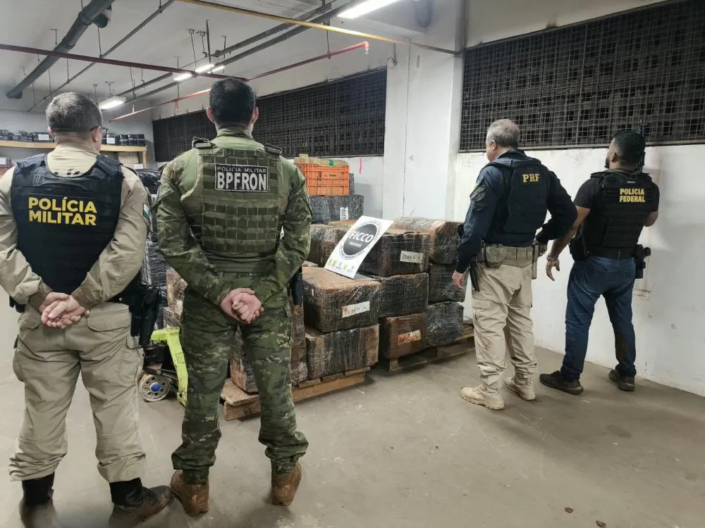 Policiais encontraram aproximadamente 1.054 quilos de maconha escondidos junto a uma carga de placas solares.