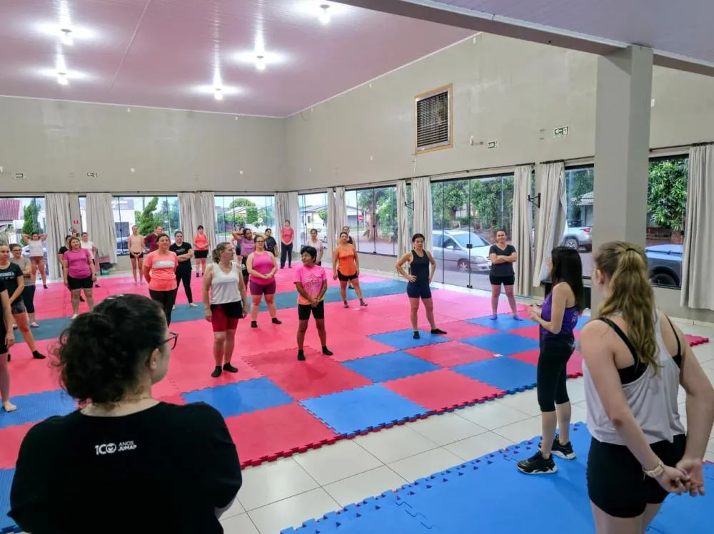 Aula de Ritmos reúne participantes para atividades físicas, música e convivência.