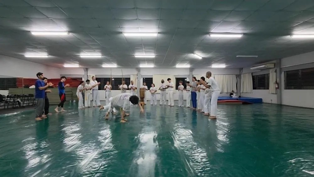 Aulas de capoeira são realizadas duas vezes por semana no Complexo Poliesportivo Elói Lohmann.