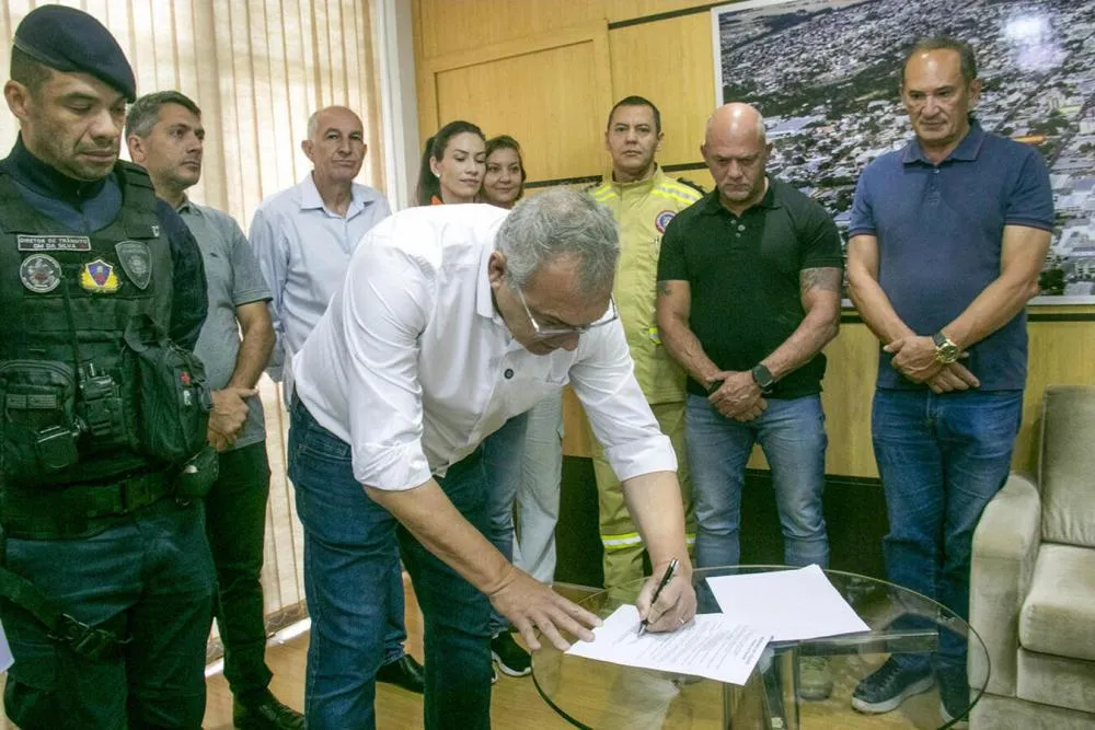 Autoridades participaram da assinatura da lei que institui o Fumpdec em Toledo.