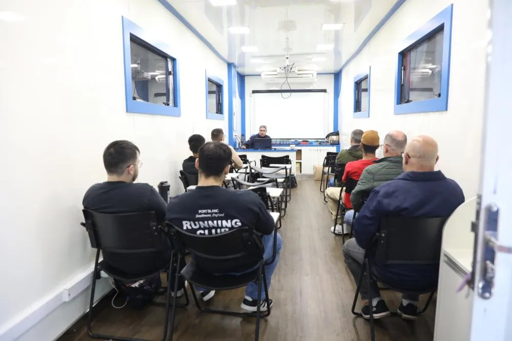 Participantes do Vida Nova durante curso de qualificação profissional na área automotiva, em Cascavel.