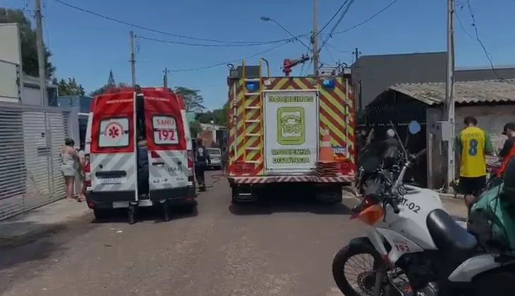 Corpo de Bombeiros controlou as chamas e realizou o rescaldo após o incêndio.