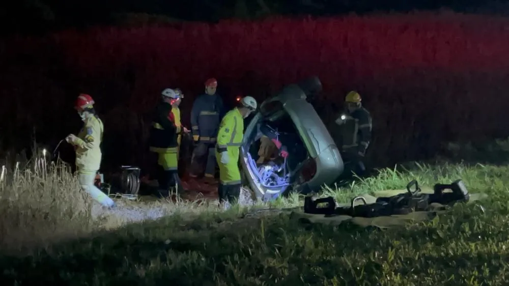 Motorista morre após carro bater contra carreta na BR-277