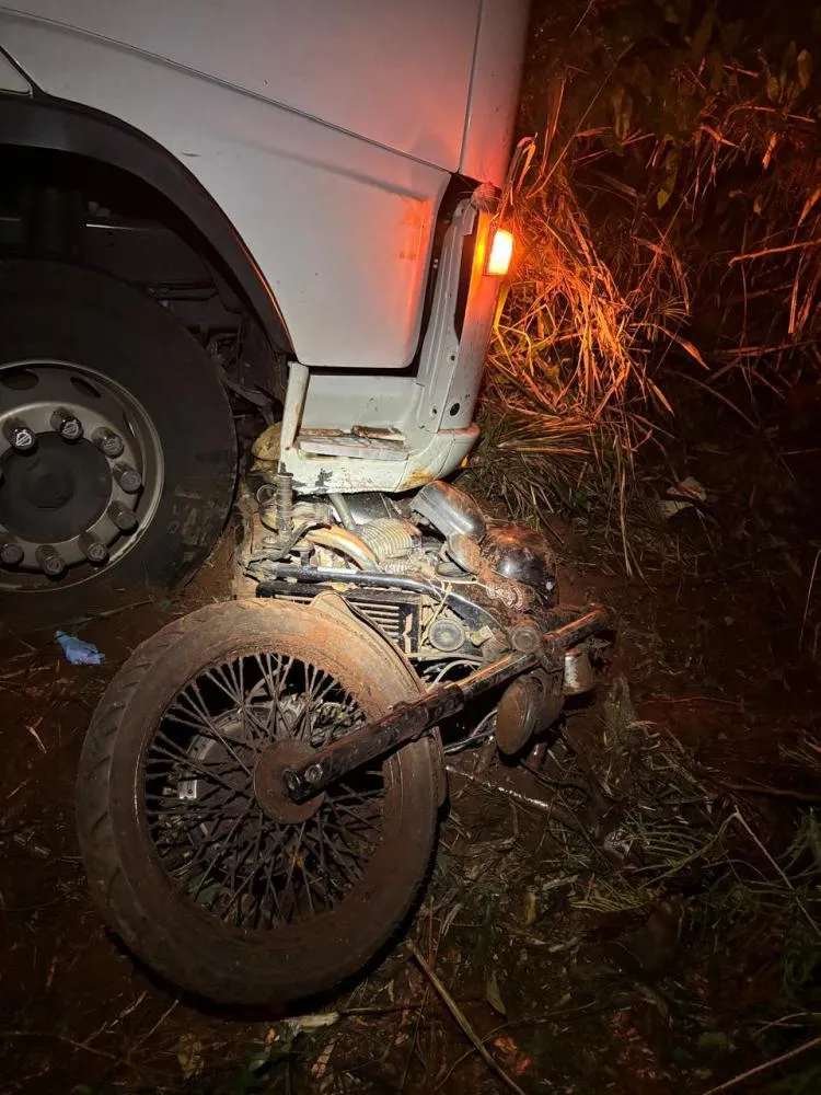 Acidente envolvendo caminhão, carreta e motocicleta mobilizou equipes de emergência durante a madrugada.