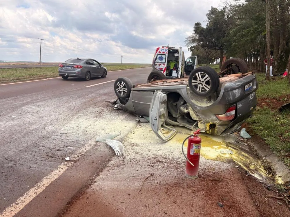 Duas pessoas ficam feridas após carro capotar na BR-163 em Cascavel