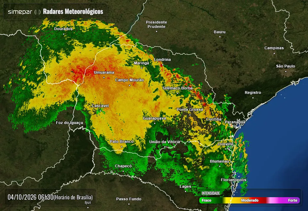 Chuva forte foi registrada em Cascavel durante a madrugada deste domingo (04), dia de eleição.
