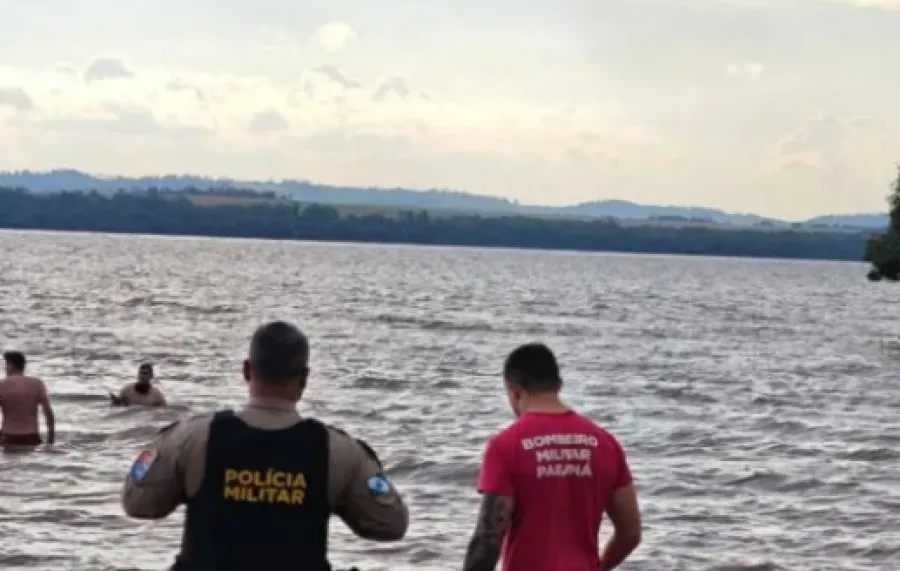 Bombeiros realizaram buscas no Lago de Itaipu após jovem desaparecer durante uma travessia.