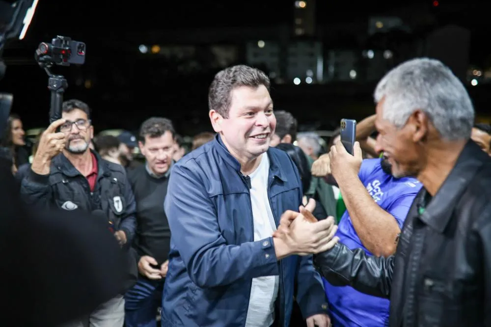 Gugu Bueno foi reeleito deputado estadual com 105.124 votos e ampliou sua presença eleitoral para 360 municípios do Paraná.