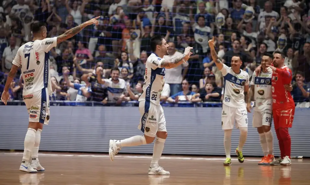 Pato Futsal vence nos pênaltis e conquista o tetracampeonato paranaense