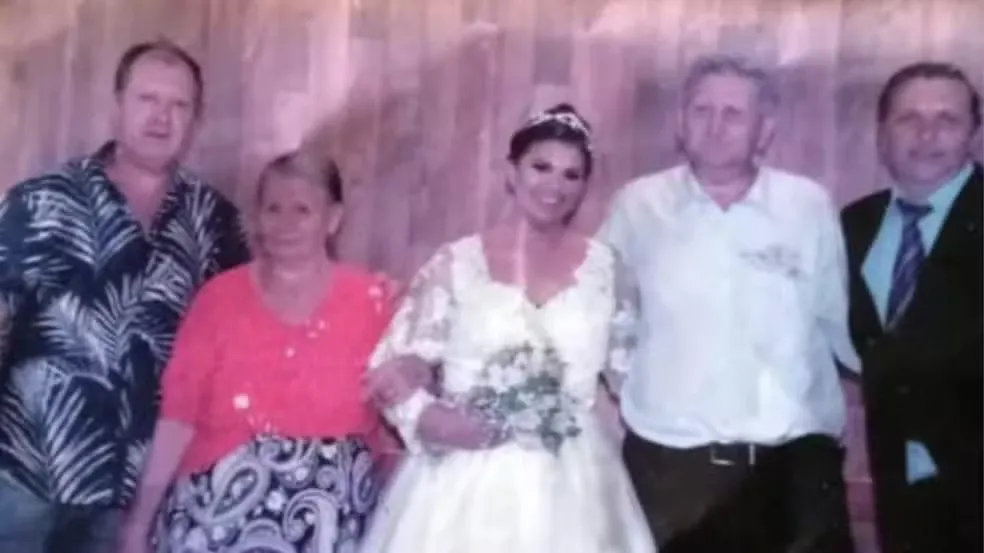 Retrato de família levado por tornado reaparece a 220 km do lar