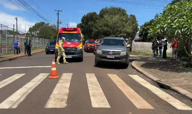 Mulher de 74 anos foi atropelada por uma caminhonete na Rua Glauber Rocha, em Cascavel.