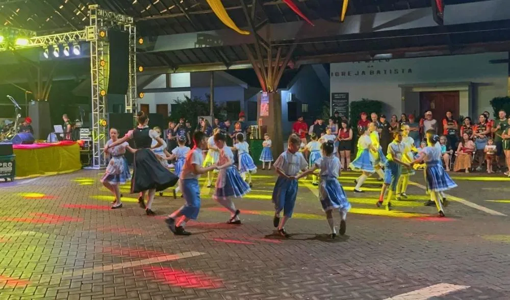 Público acompanhou a abertura da Oktoberfest de Pato Bragado na noite de quinta-feira (8).