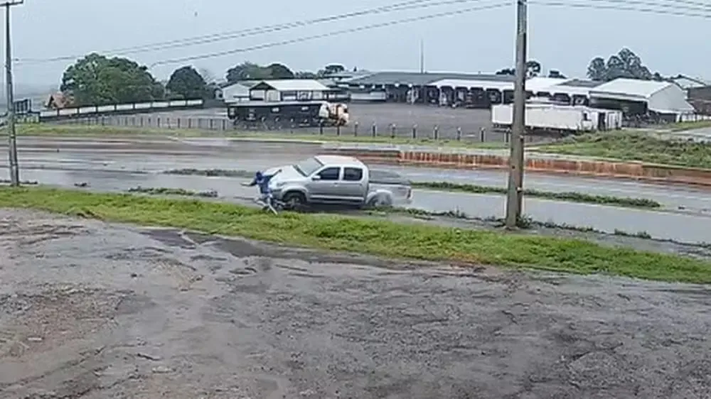 Homem escapou de ser atingido por caminhonete | Foto: Metalúrgica AJJ