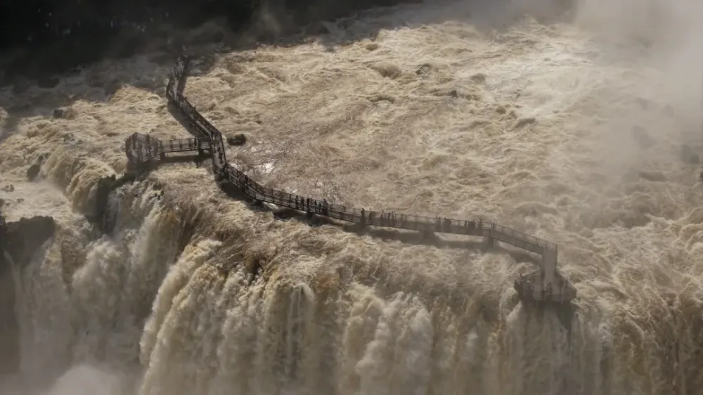 Passarela das Cataratas do Iguaçu em meio à vazão do rio. Foto: Urbia Cataratas