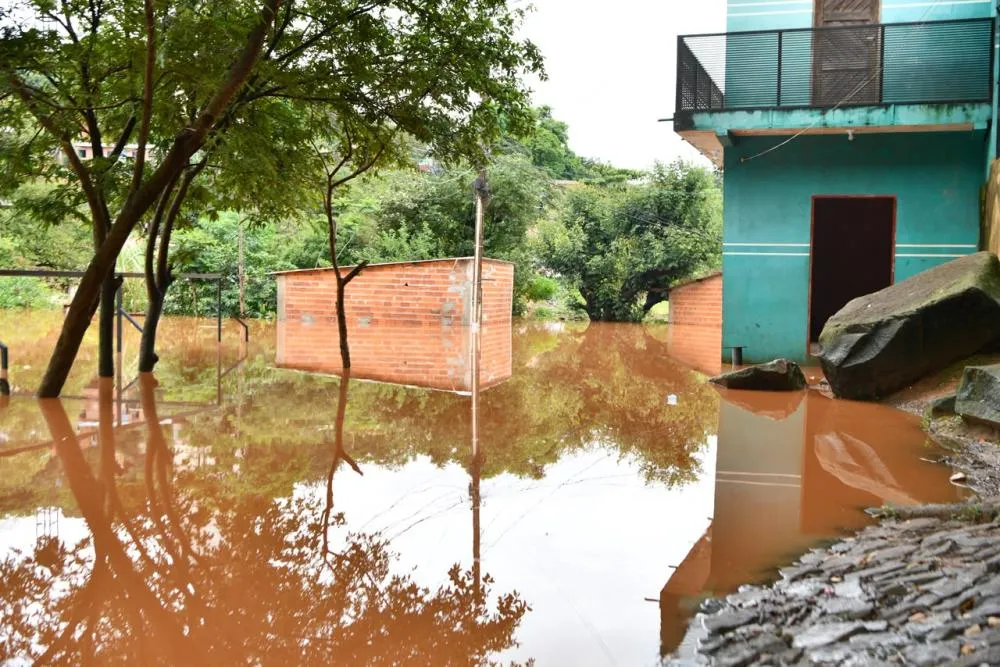 Água junto a casas em área atendida pela Itaipu. Foto: Carmelo Galeano/Itaipu Binacional
