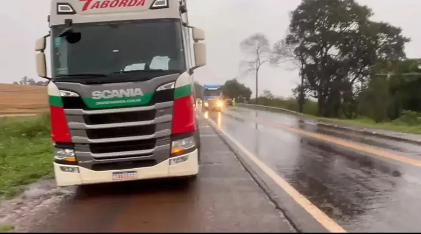 Carreta na BR-369 durante a chuva. Imagem: Portal Tarobá.