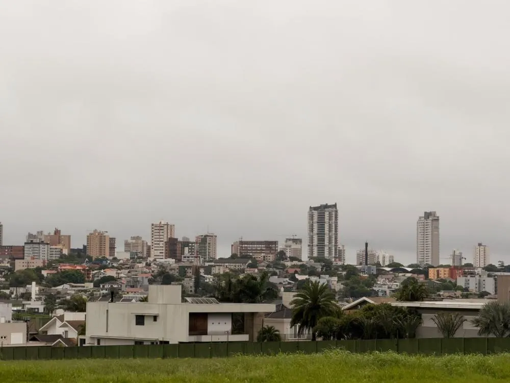 Simepar prevê chuva e rajadas de vento de até 47 km/h em Cascavel nesta segunda-feira.