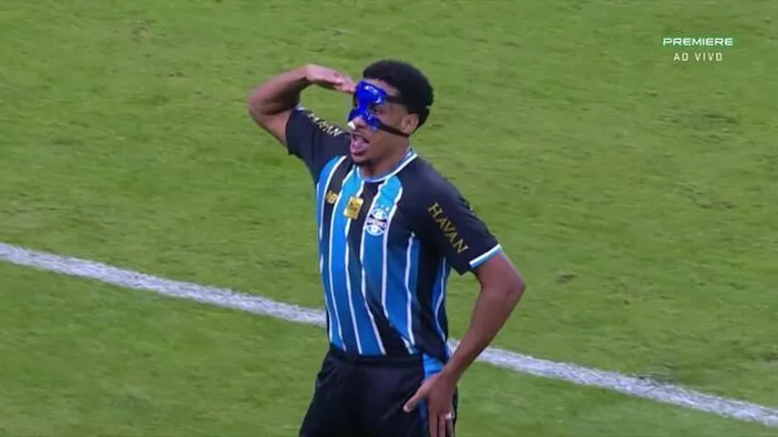 Jogador do Grêmio comemora durante o clássico contra o Internacional. Reprodução/ge