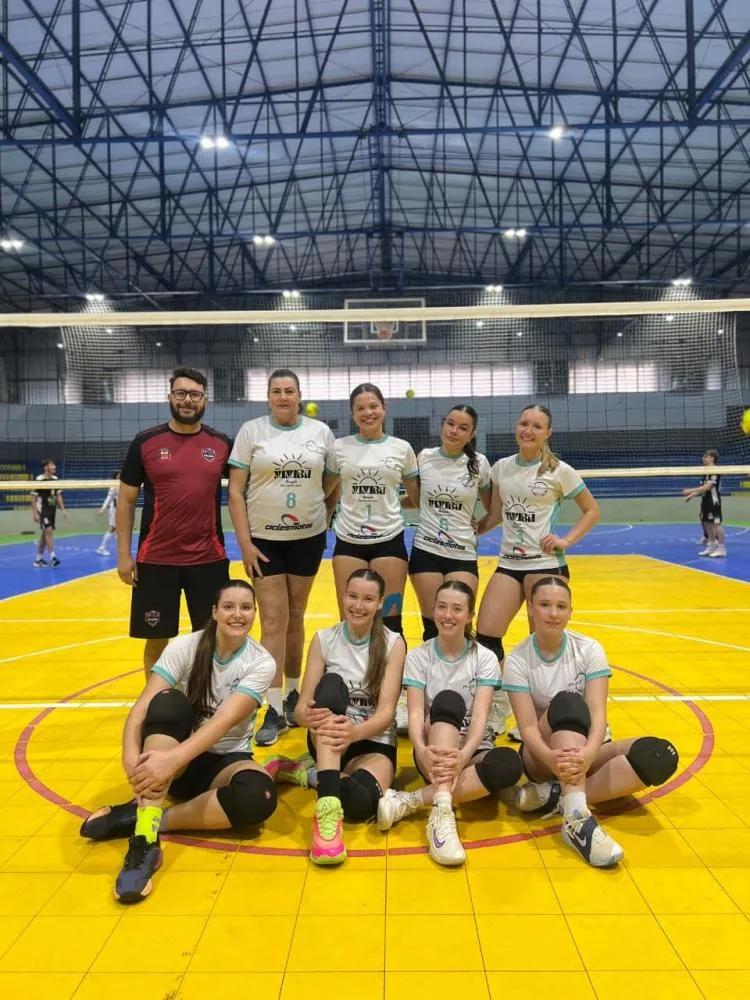 Equipe de Nova Santa Rosa garantiu vaga na final regional de vôlei em Guaíra. Foto: Assessoria