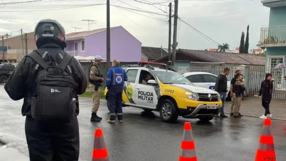 Policiais e equipe de atendimento em frente à creche em Curitiba. Foto: Raisa Toledo/Tribuna do Paraná