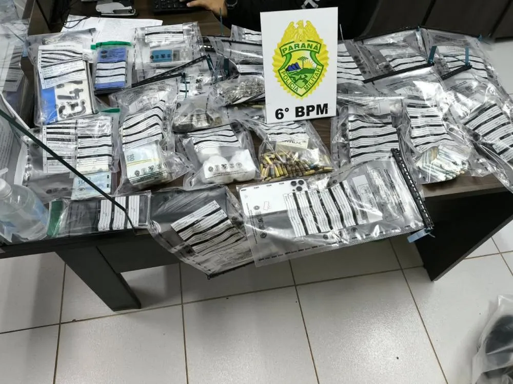 Quatro foram presos com drogas, armas e pouco mais de R$ 53 mil