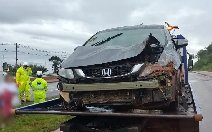 Honda Civic após colisão e capotamento na BR-163. Foto: Ponto da Notícia