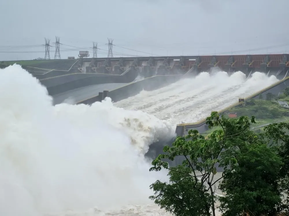 O vertedouro de Itaipu está aberto nesta segunda-feira (12), enquanto a região registra aumento no volume de água.
