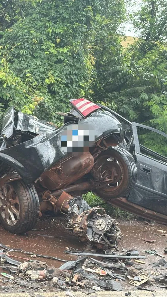 Colisão frontal entre carro e bitrem carregado com álcool deixou uma pessoa morta e outra ferida na BR-369.