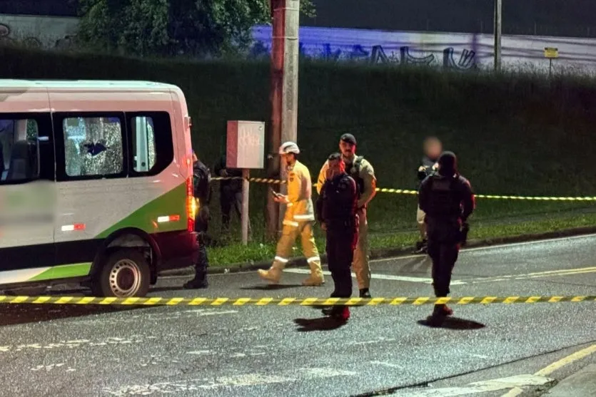 Área isolada pela polícia ao lado da van em São José dos Pinhais. Foto: Marcelo Borges/RIC Record.