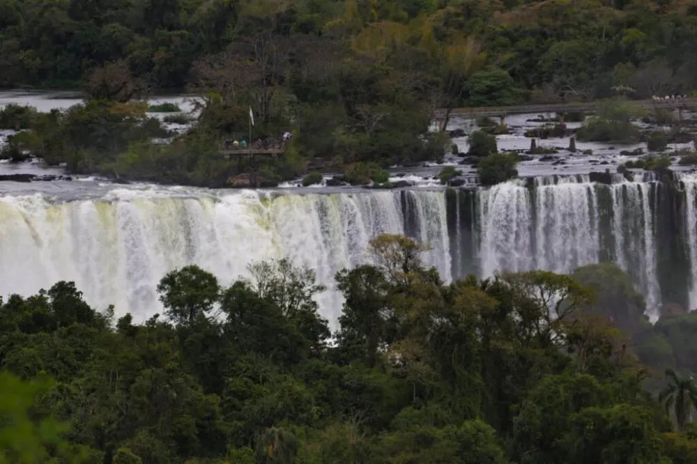Cataratas, previsão de chuvas e metas fiscais estão na coluna Pelo Paraná