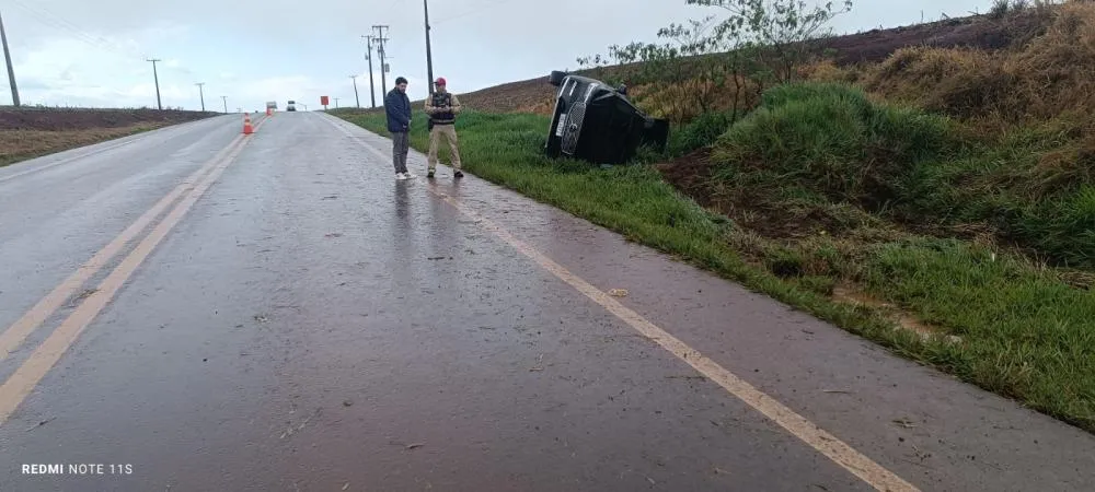 Volvo XC60 tombou à margem da rodovia em Cascavel; motorista não sofreu ferimentos. Foto: BPRv.