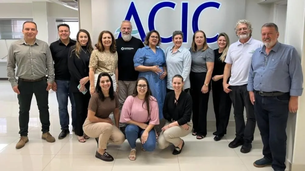Representantes da Prefeitura, entidades e empresas discutiram uniformes escolares na Acic. Foto: Assessoria.