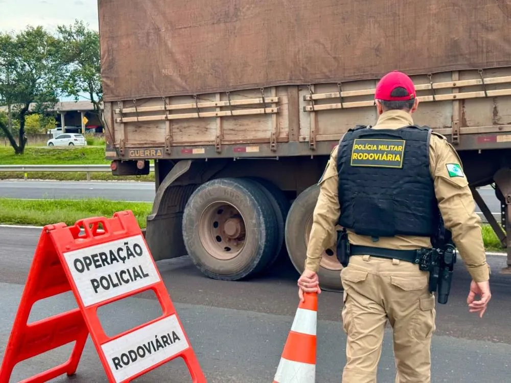 Policial rodoviário em fiscalização; imagem enviada com o balanço da Operação Padroeira do Brasil. Foto: BPRv.