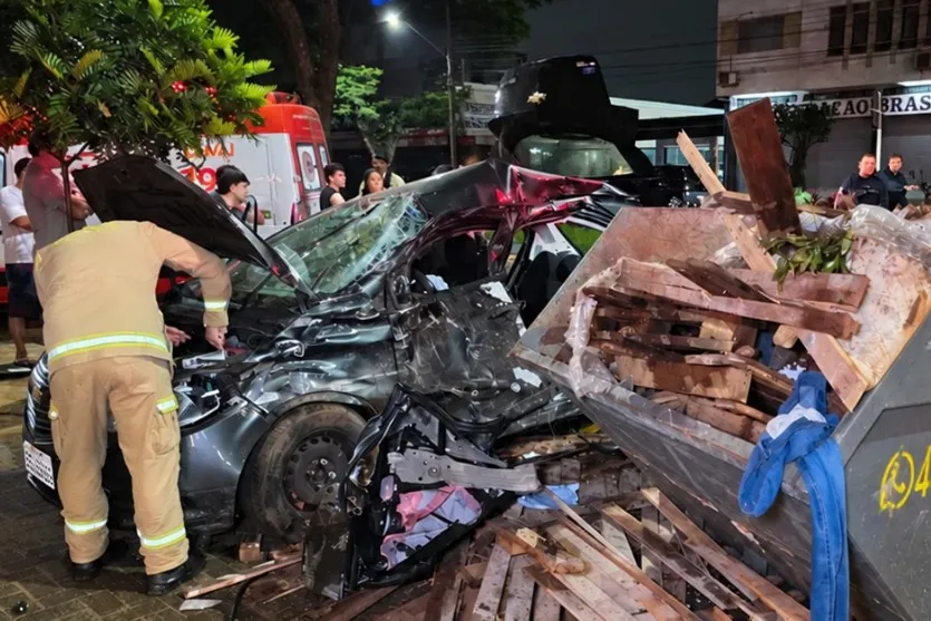 Carro bateu contra contêiner de entulho na Avenida Brasil, em Maringá. Foto: Plantão Maringá.
