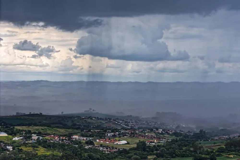 Chuva intensa registrada no Paraná elevou os acumulados de outubro acima da média histórica em 16 cidades.