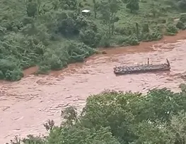 Balsa foi arrastada pela correnteza do Rio Piquiri após as chuvas registradas na região.