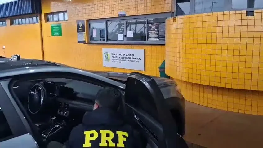 PRF apreende 148 ampolas e outros medicamentos escondidos em carro em Cascavel