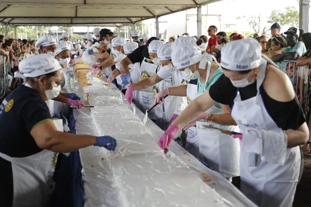 Rotary Club Leste prepara o tradicional bolo de aniversário de Cascavel com doações e apoio de parceiros.