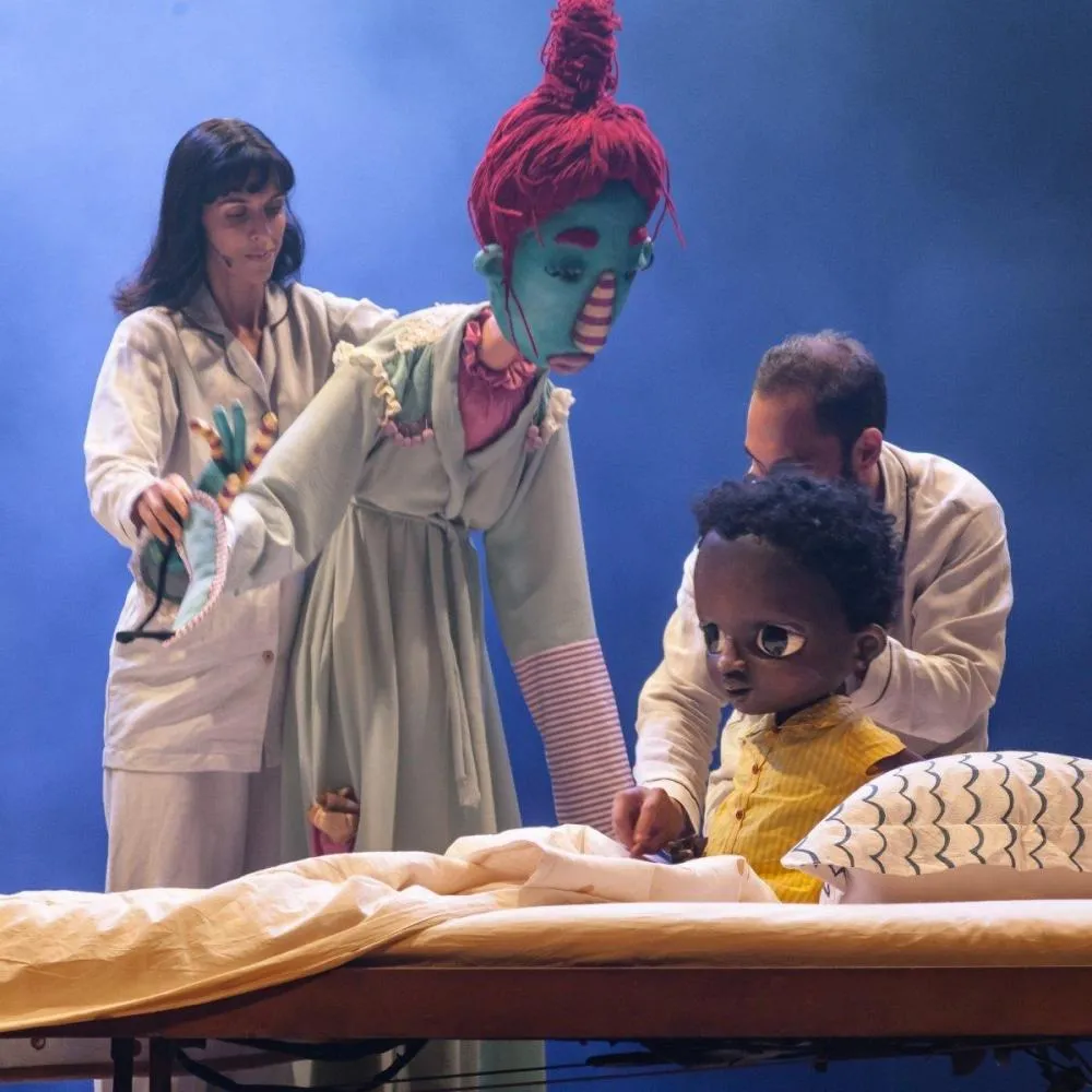 Peça da Artesanal Cia. de Teatro aborda amizade, imaginação e coragem em uma aventura pelo universo dos sonhos.
