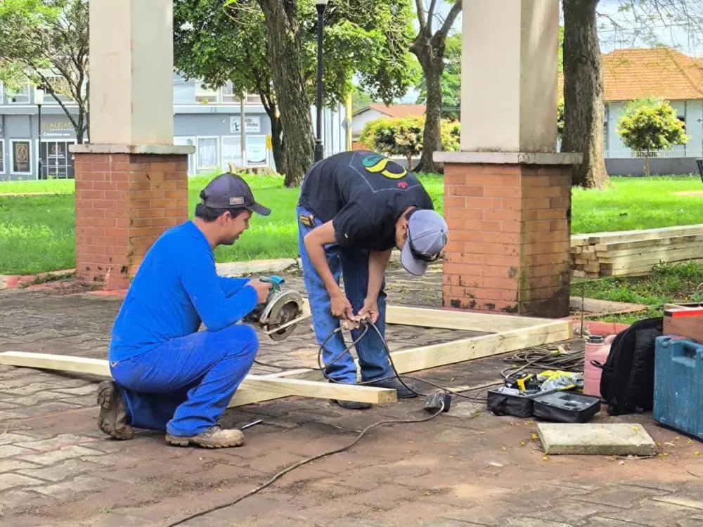 Decoração de Natal começa a ser preparada em Marechal Cândido Rondon