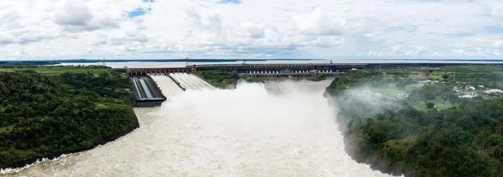 Nível do Rio Paraná cai e vertedouro da Itaipu deve seguir aberto no fim de semana