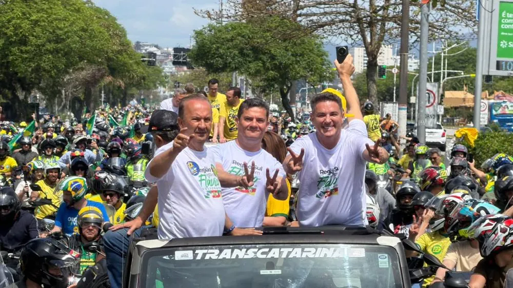 Lideranças políticas e apoiadores participam de mobilização em apoio a Flávio Bolsonaro em Florianópolis e Curitiba.