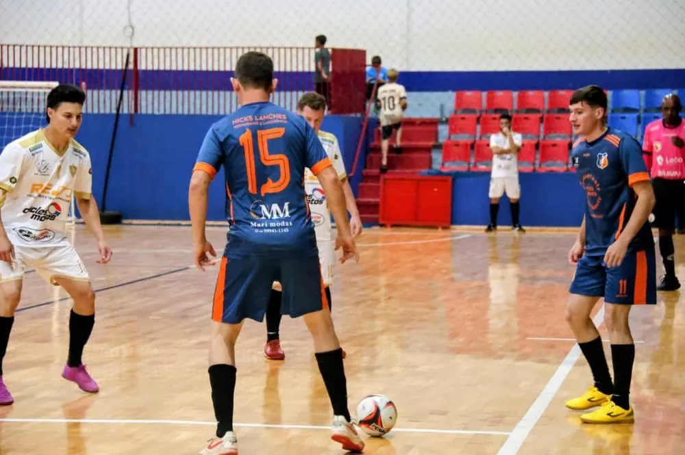 A 6ª Copa Opção Telecom começou nesta sexta-feira (16), com três partidas e 16 gols em Nova Santa Rosa.