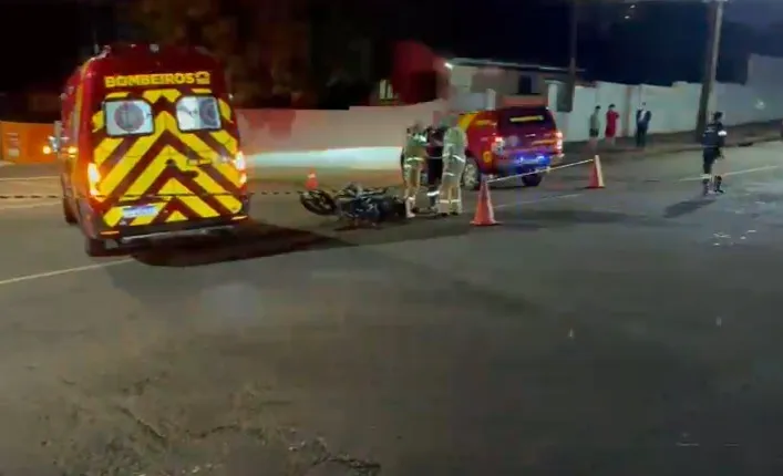 Homem furta moto, bate em carro e fica gravemente ferido em Cascavel