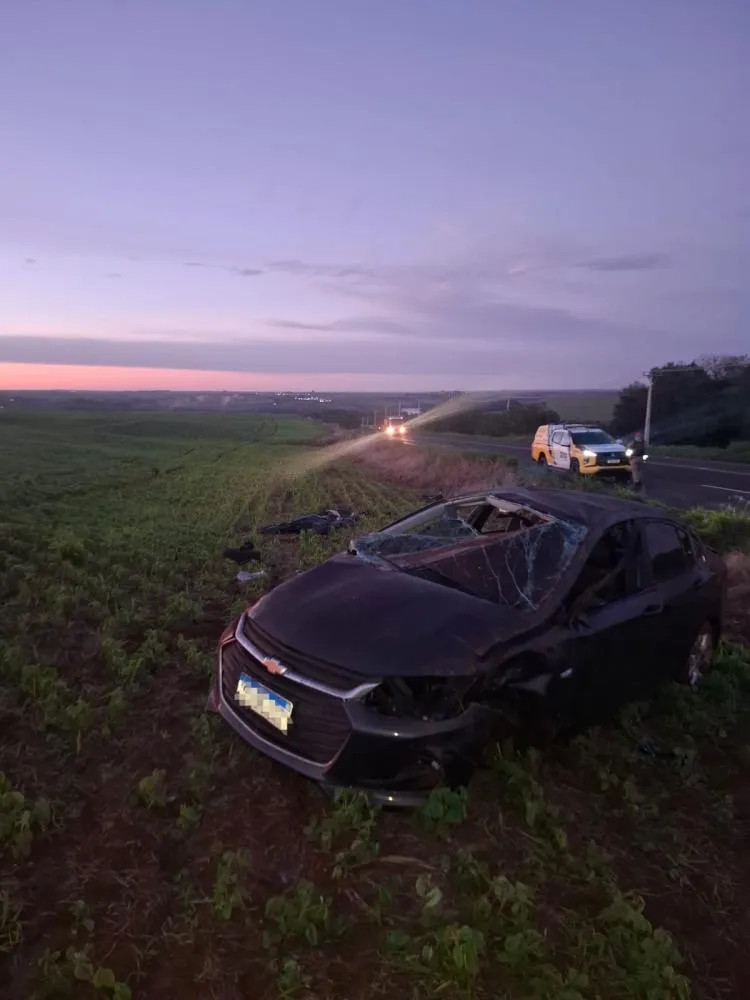 Motorista foi ejetado de um Chevrolet Onix após o carro capotar às margens da rodovia.