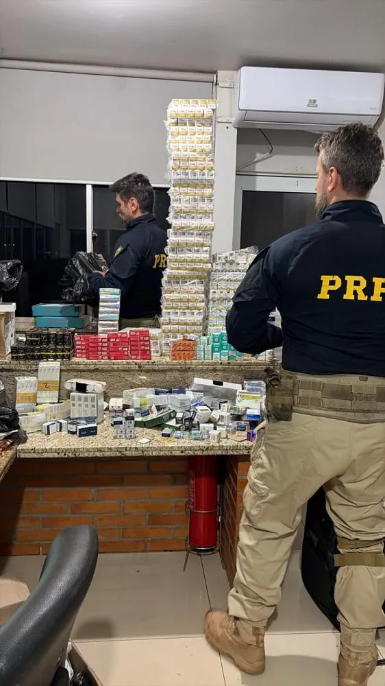 Medicamentos, rádio comunicador e US$ 11 mil foram apreendidos com motorista de 45 anos na BR-277.