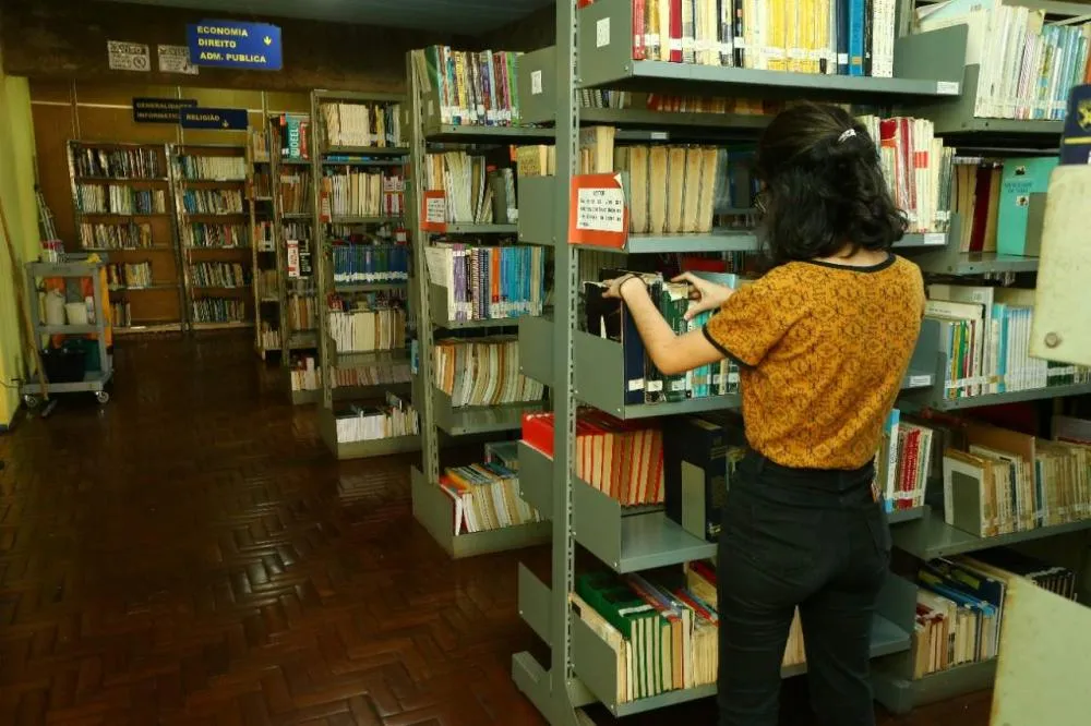 Moradores podem retirar até três livros por vez gratuitamente após realizar o cadastro na biblioteca municipal.