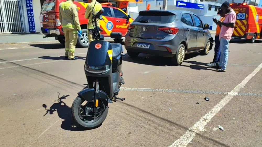 Acidente entre Fiat Argo e moto elétrica mobilizou equipes de socorro no centro de Cascavel.