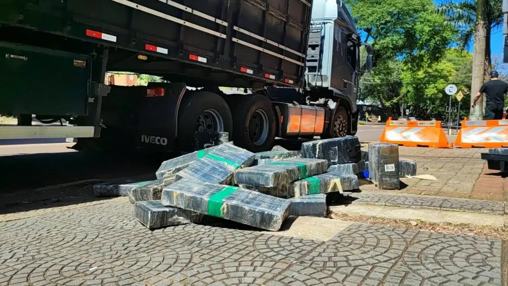 Motorista de 34 anos foi preso após a descoberta da droga durante fiscalização rodoviária.